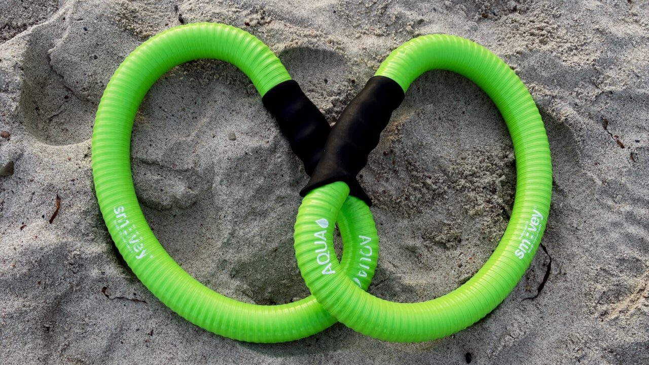 zwei neongrüne Schwungringe